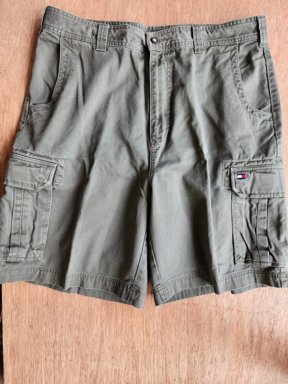 Tommy Hilfiger Vintage Olive Green Cotton Utility Cargo Shorts – Size 38